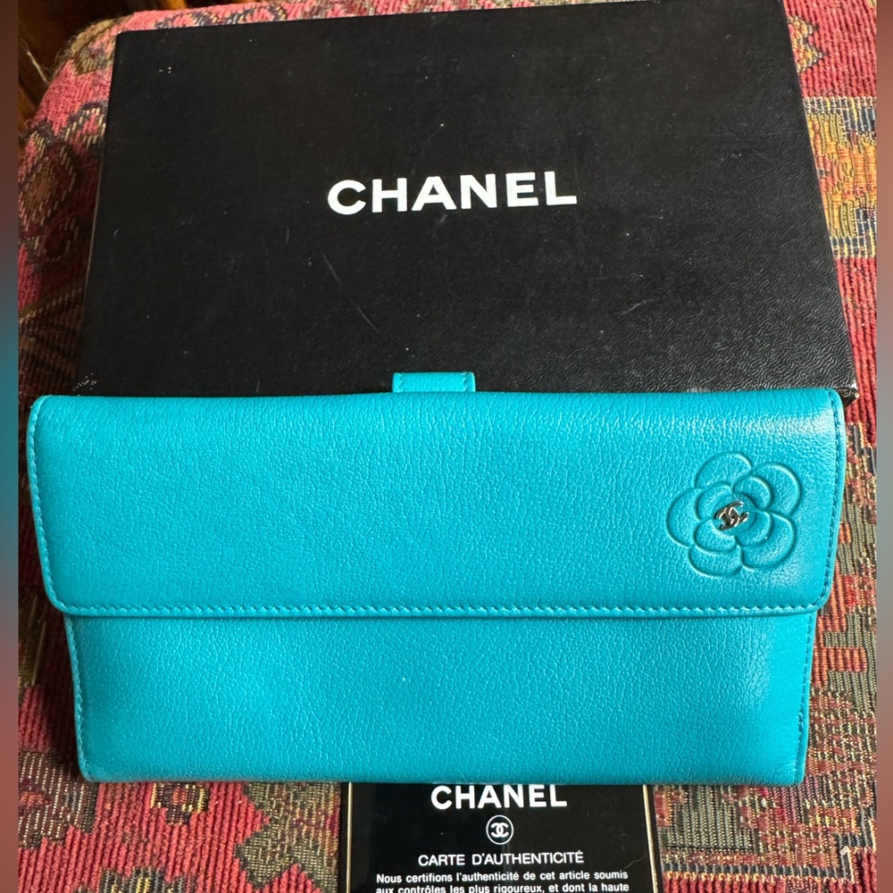 🦋Chanel- new condition, absolutely stunning. With box and authentication card🦋